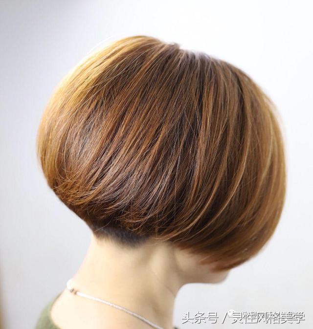 「搓边」短发和普通短发相比,后脑尾部的发尾,既可以修饰头型还非常